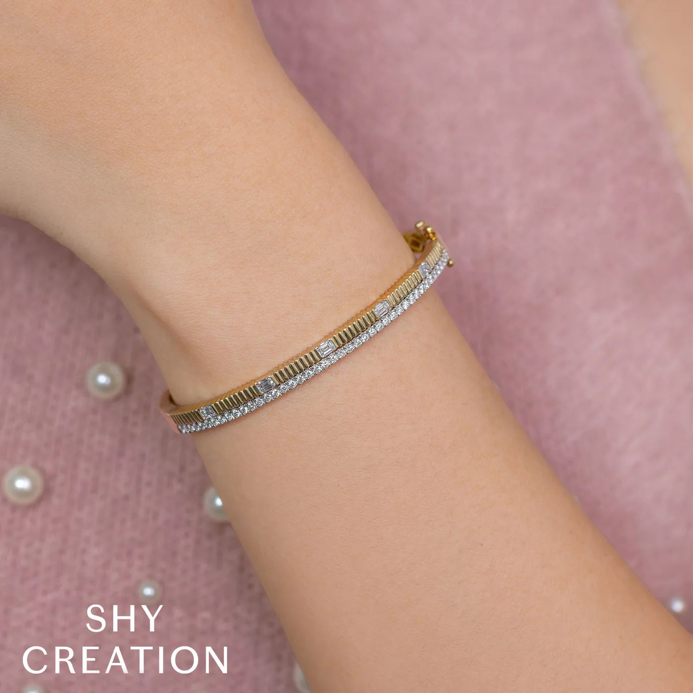 1.13CT DIAMOND EMERALD RIBBED BANGLE