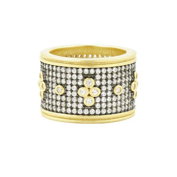 SIGNATURE PAVÉ CLOVER WIDE BAND RING
