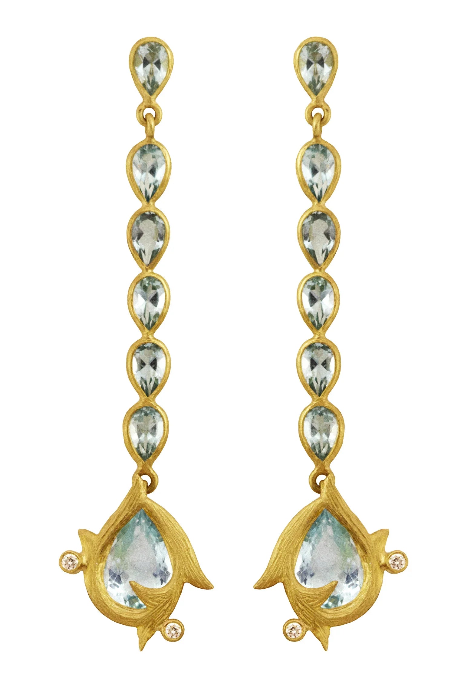 AQUAMARINE, WHITE ROUND BRILLIANT DIAMONDS, 18K YELLOW GOLD